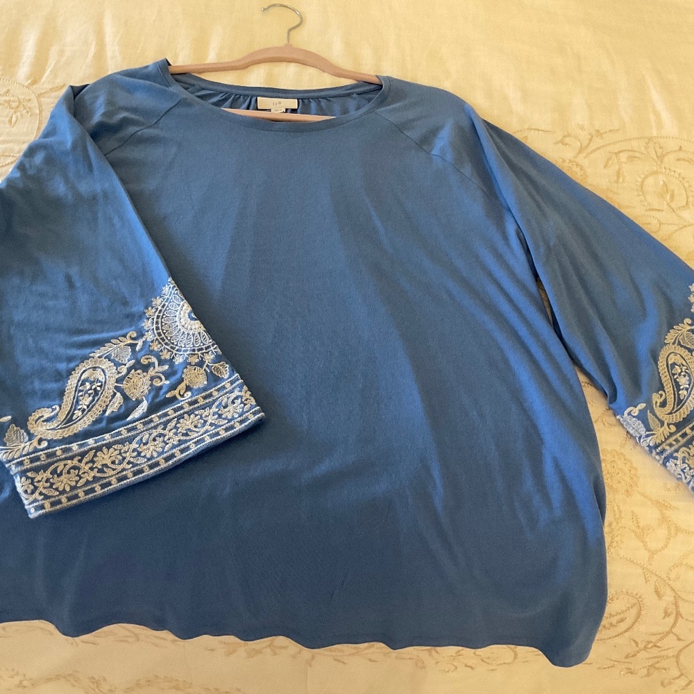 JJILL blue with creamy white embroidery shirt, SIZE L TALL